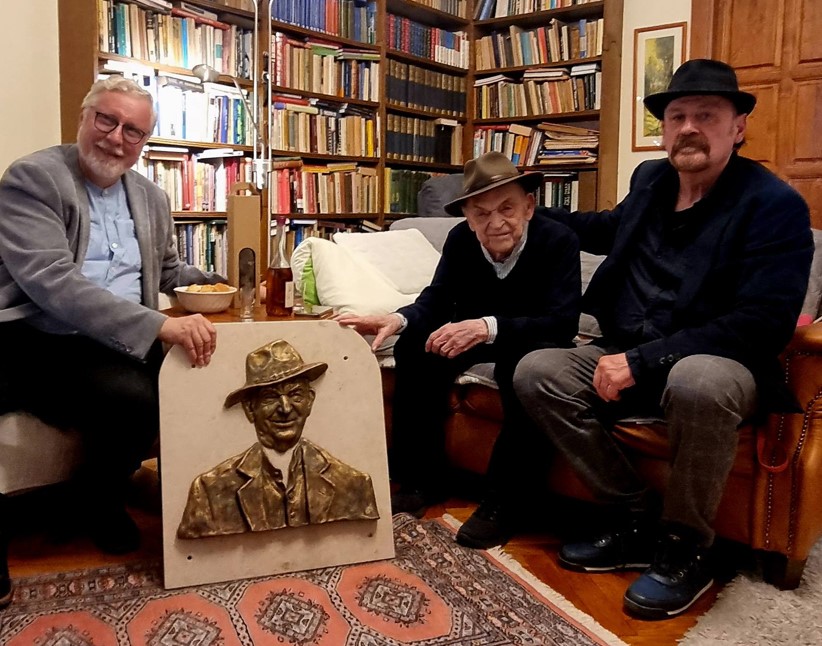 Szoborral köszöntötték a 92 éves legendát: Bodrogi Gyula meghatódva fogadta a különleges ajándékot