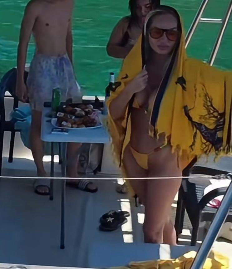 Imagini cu Maria Constantin într-un costum de baie minuscul. Artista își petrece vacanța în Thassos, Grecia
