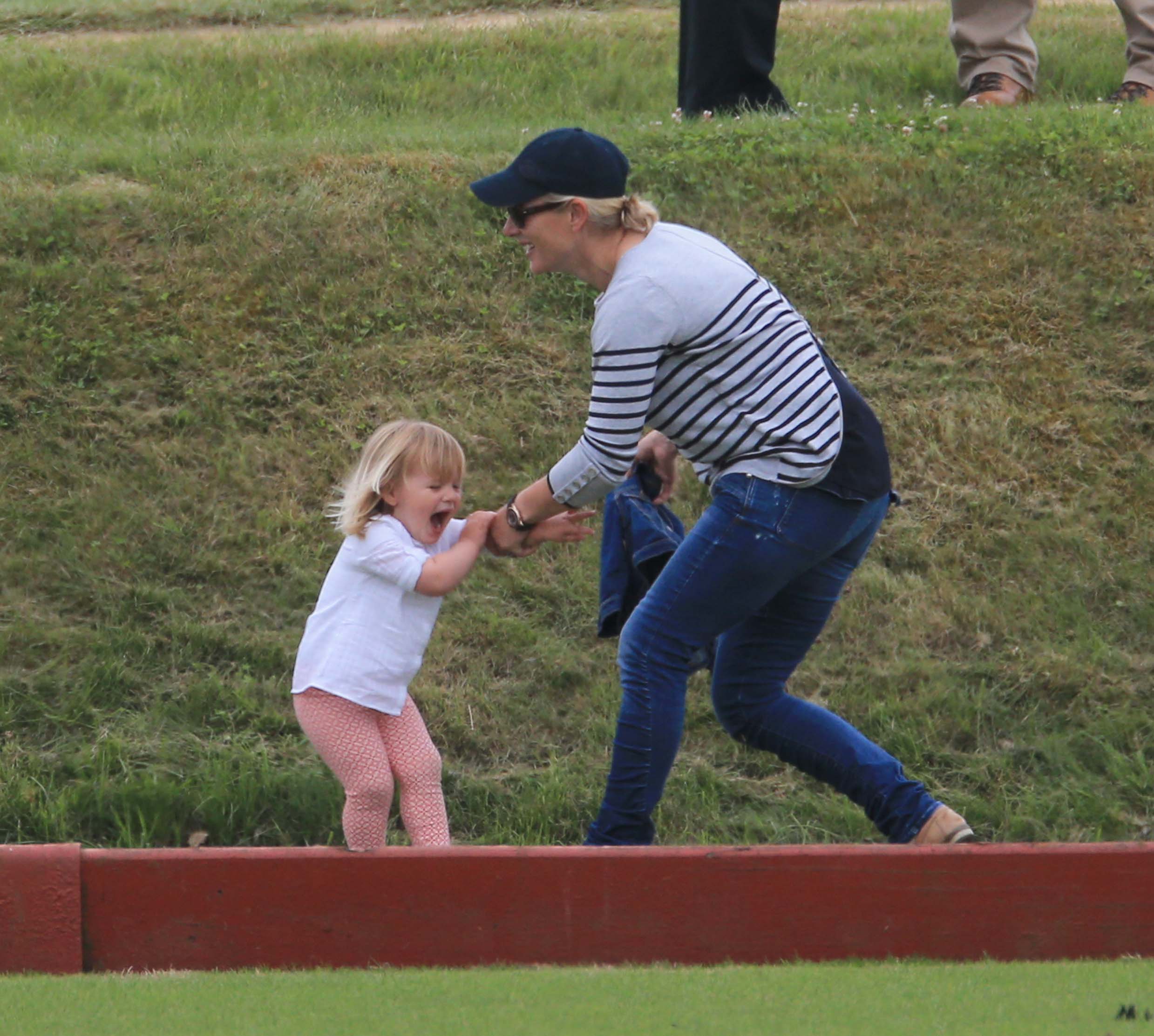 FOTO | Zara Tindall, nepoata reginei Elisabeta a II-a, a născut o fetiță