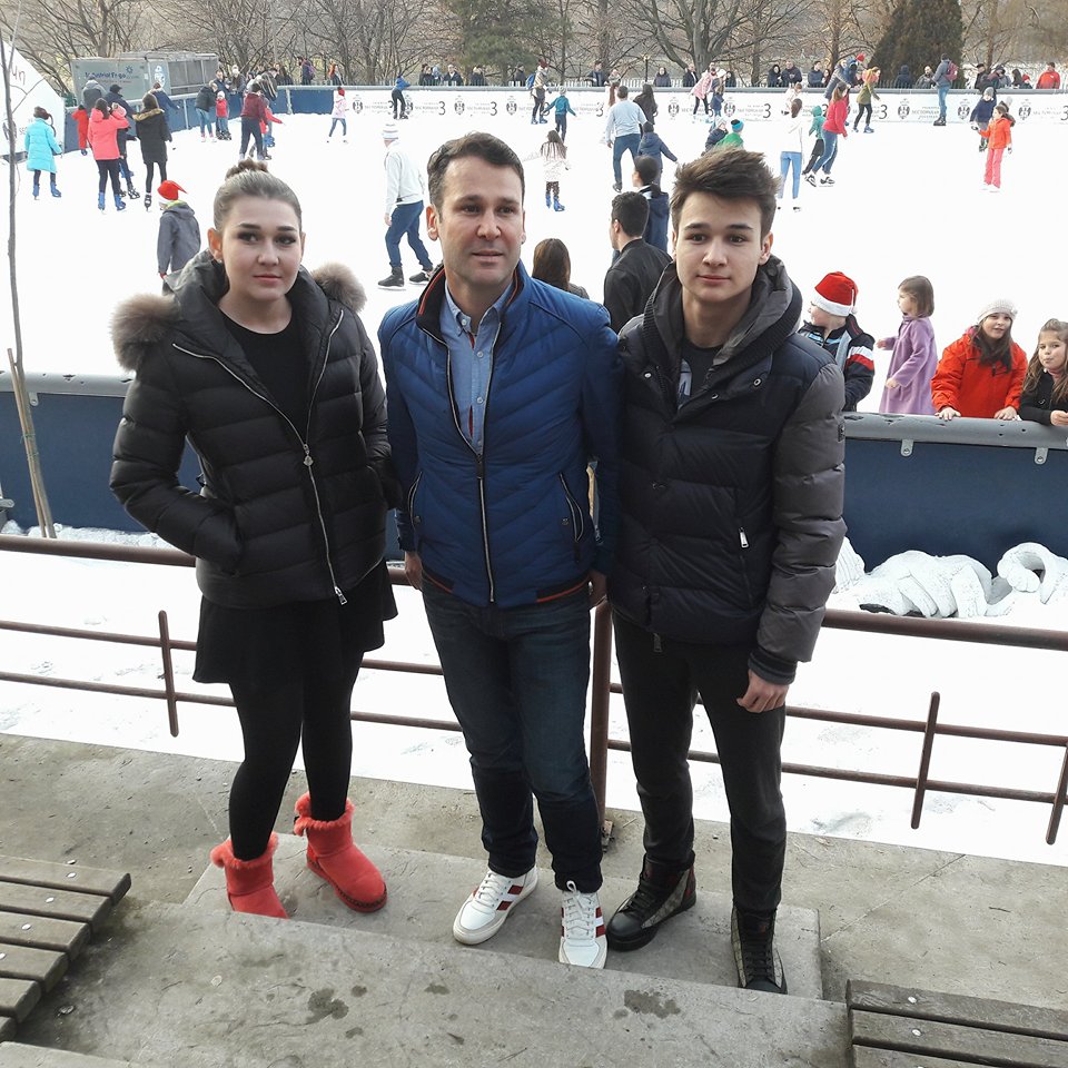 Robert Negoiță, la patinoar, "spectacol" pentru viitorii votanți: a venit, s-a pozat, a plecat!