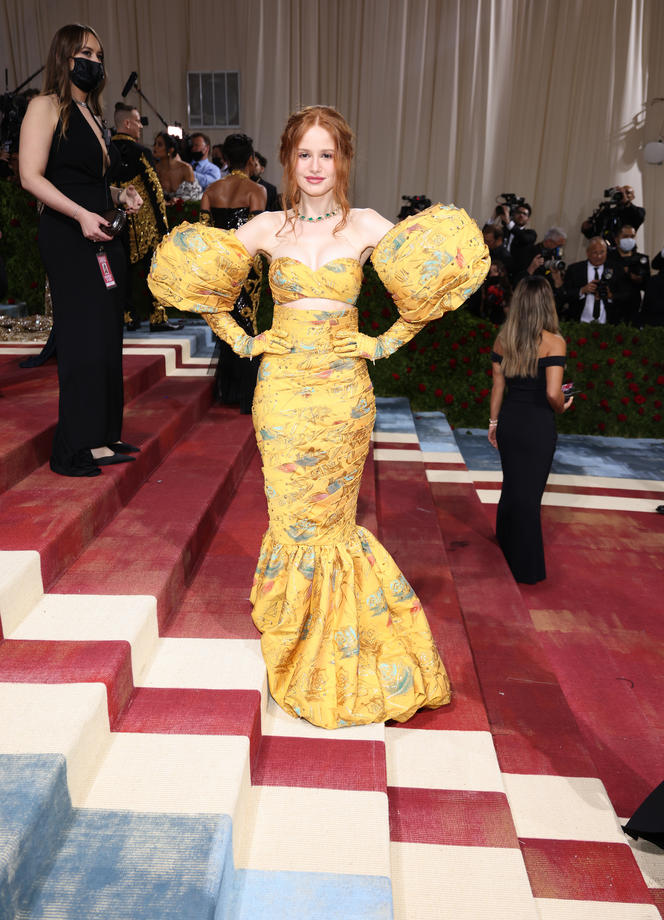 Ținute spectaculoase la Met Gala 2022. O celebră actriță s-a dezbrăcat pe covorul roșu și a apărut cu sânii la vedere