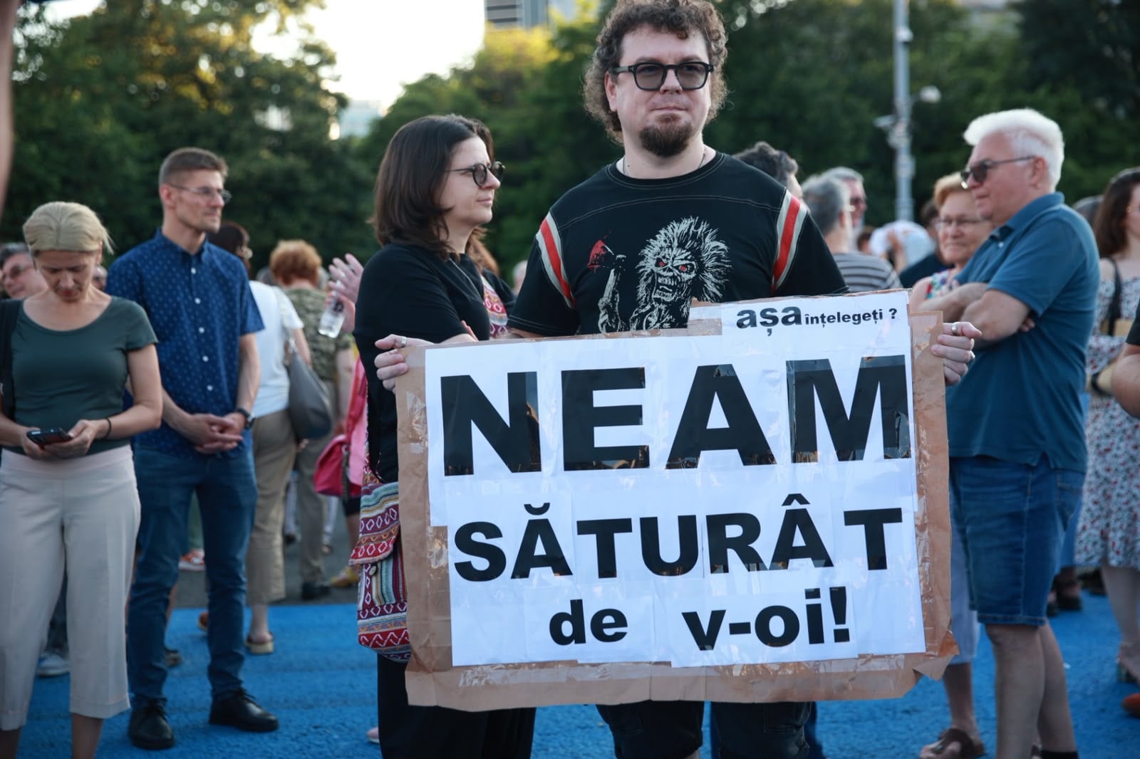 Protest în Piața Victoriei: Sute de oameni manifestă sub sloganul „România e sub asediu”. Ce cer organizatorii și ce mesaj are Jandarmeria