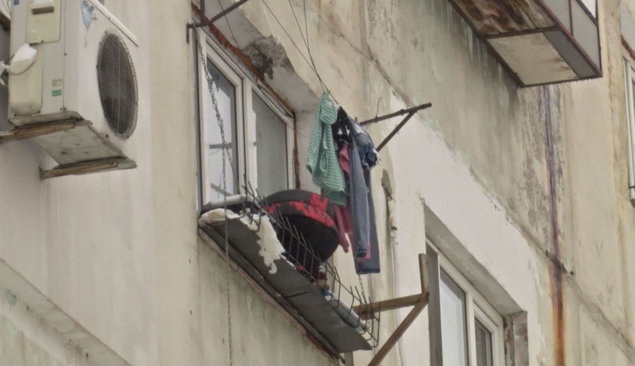 #salvatipipera | VIDEO. Cartierul contrastelor: cum se văd clădirile de sticlă din blocurile de nefamiliști. ”Noi am vrea doar apă caldă...”