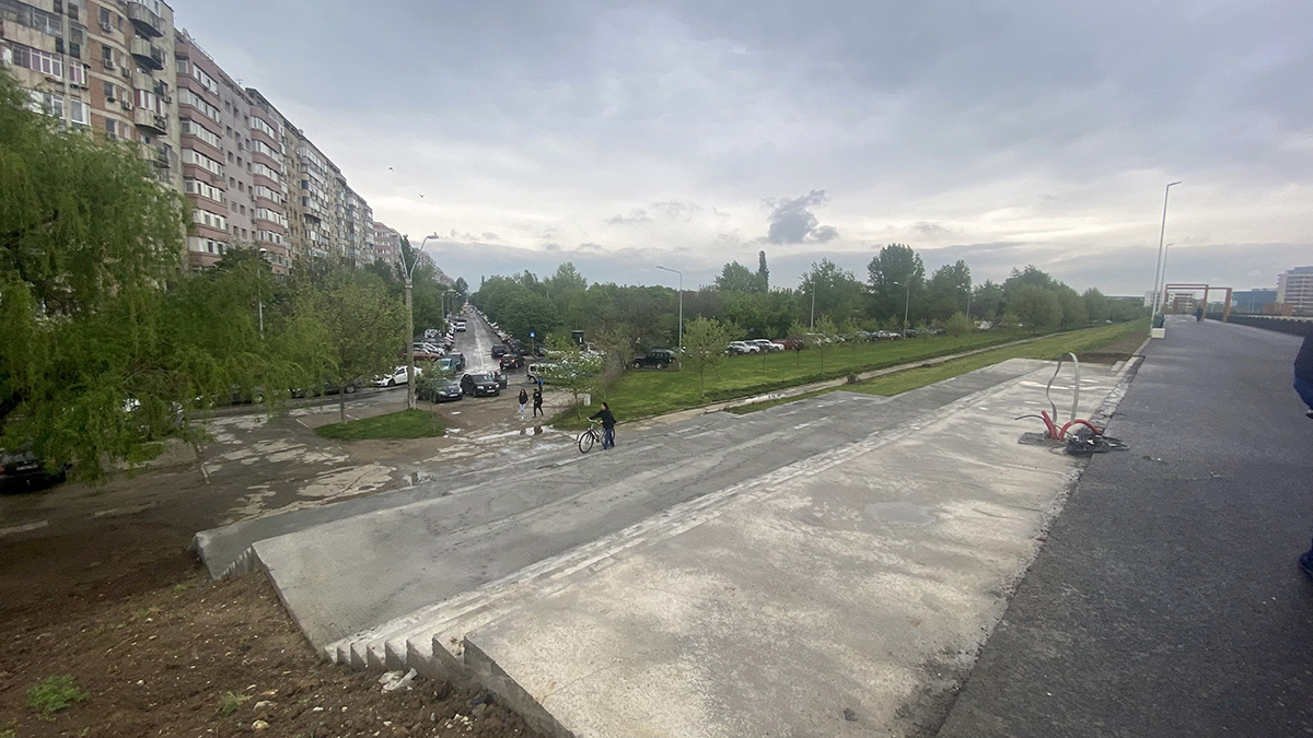 FOTO. Inaugurarea promenadei de pe Lacul Morii intră în linie dreaptă, dar se amână. S-au montat pergolele și băncile, urmează sistemul de monitorizare video