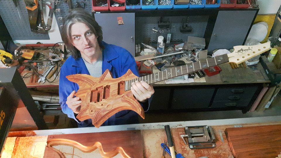 Povestea chitaristului român Mike Vlahopol, care a ajuns să cânte nu pentru public, ci pentru starurile rock-ului mondial. Are propria linie de instrumente!