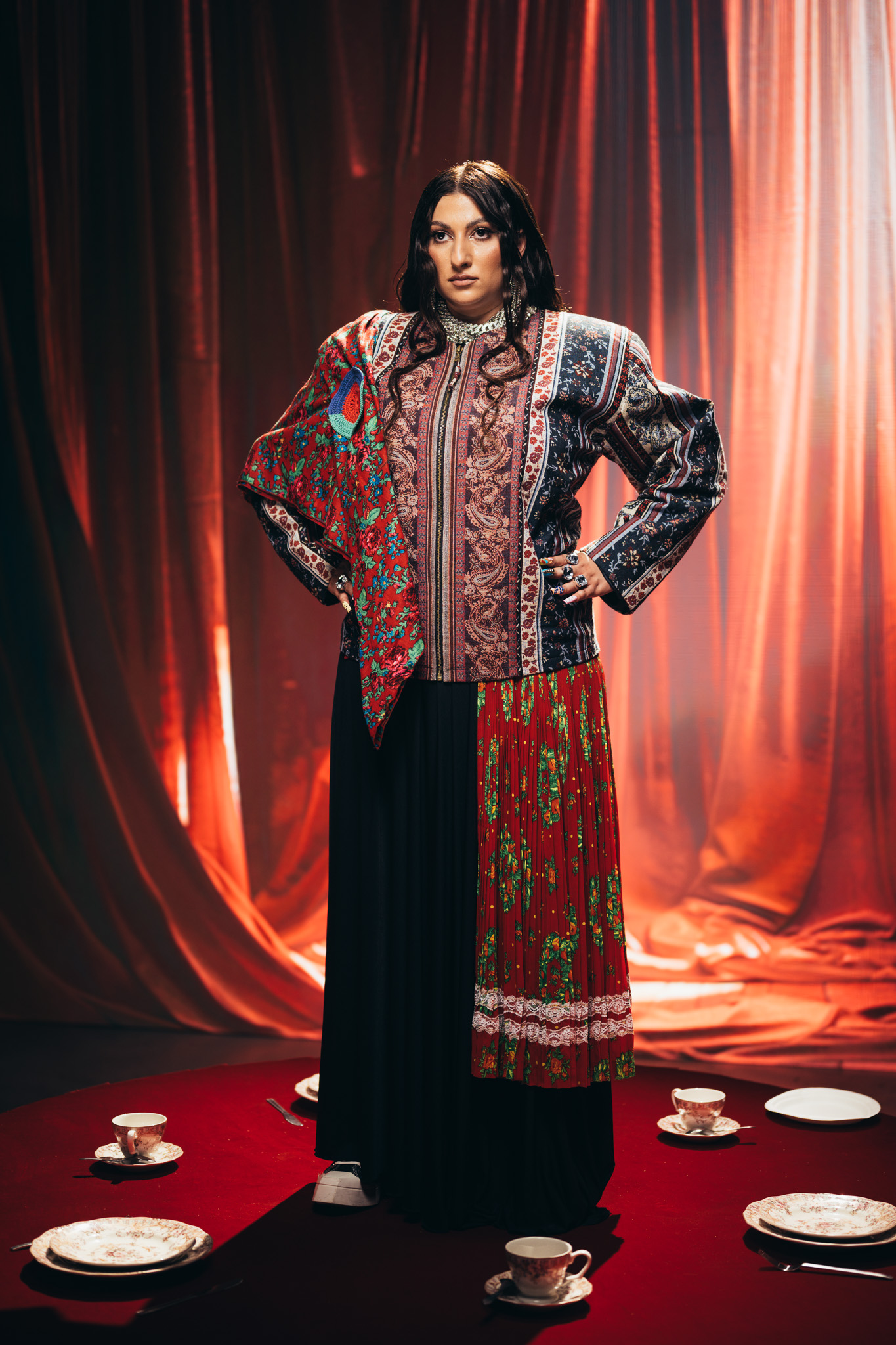 Cristina Stroe, soția lui Damian Drăghici, lansează „Dă și tu din”, un manifest muzical gipsy-pop-electronic. „Nu mă gândesc dacă mă place sau nu cineva”