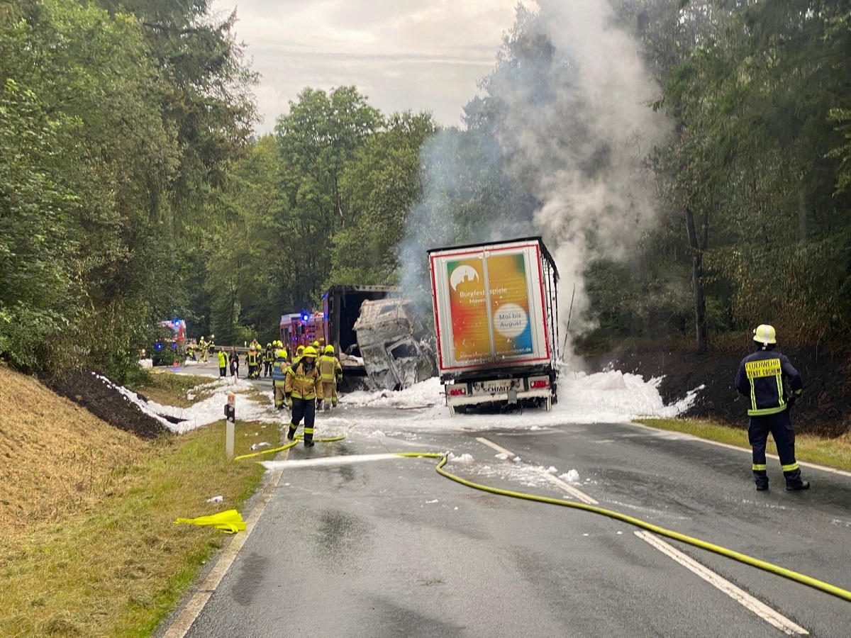 Doi șoferi au murit carbonizați în camioanele care s-au ciocnit frontal și au luat foc, pe o șosea din Germania. VIDEO