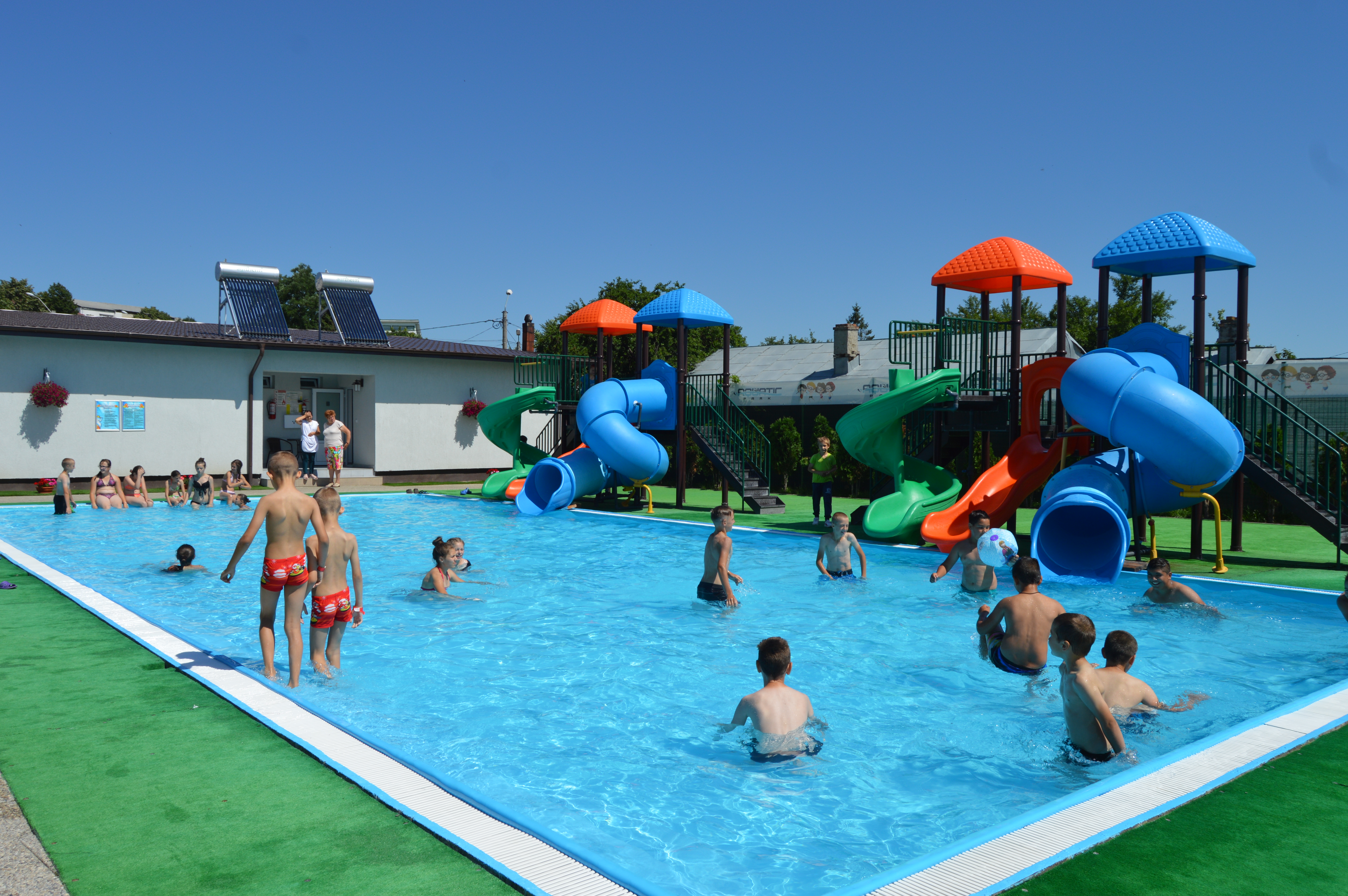 FOTOREPORTAJ: De la gârla din fundul curții la piscină cu tobogane. 600 de copiii din Vaslui văd prima oară un oraș