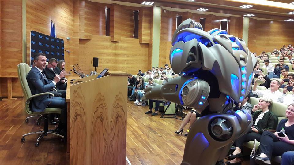 Titan, robotul care cântă și dansează, a ajuns la Timișoara. Androidul cu inteligență artificială a urcat pe scenă alături de Rihanna
