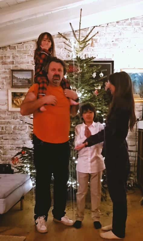 Imagini din sufrageria Danei Rogoz, decorată de Crăciun. A împodobit bradul alături de cei doi copii