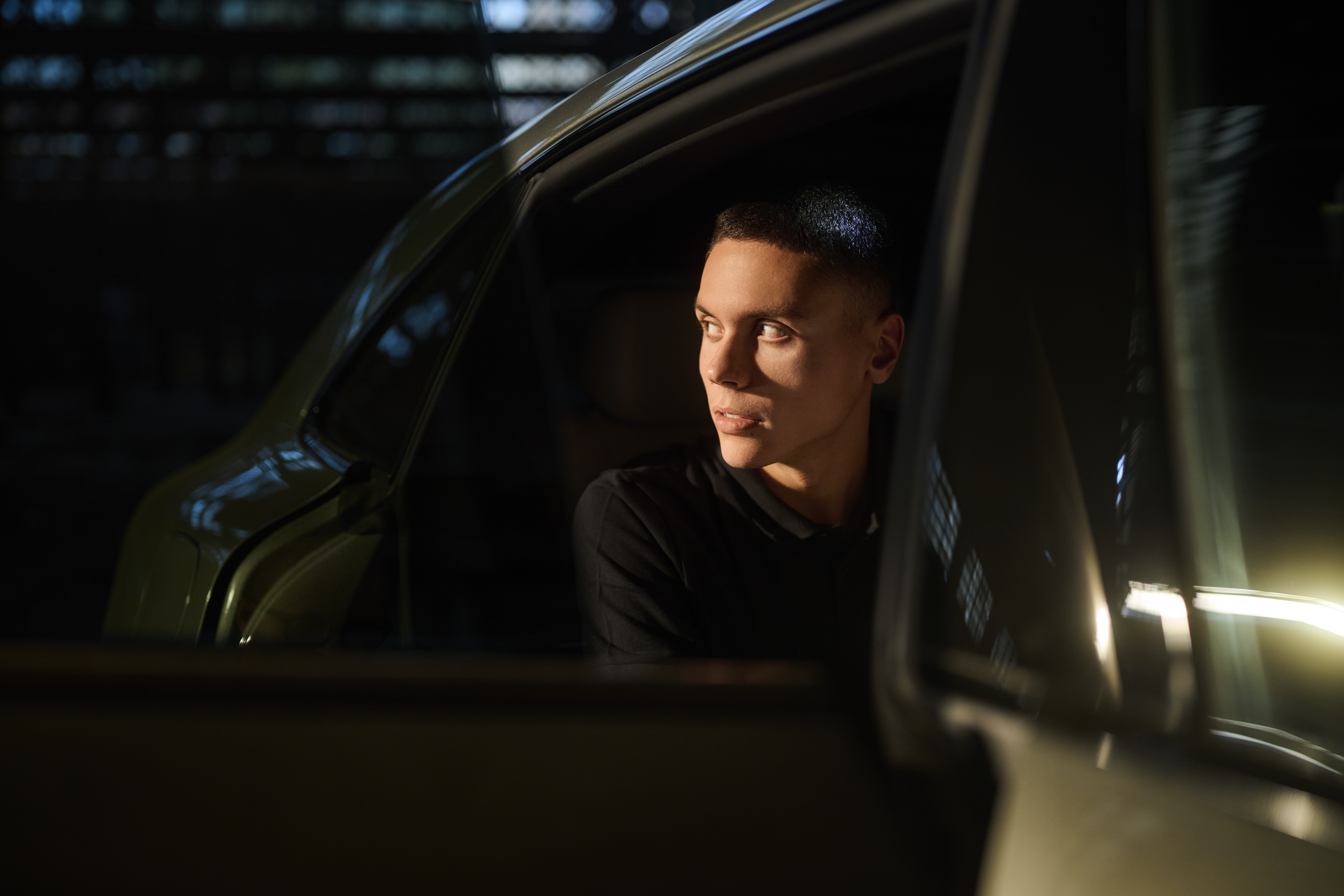 David Popovici a semnat un nou parteneriat: ședință foto specială pe străzile din București cu un Porsche Macan Electric