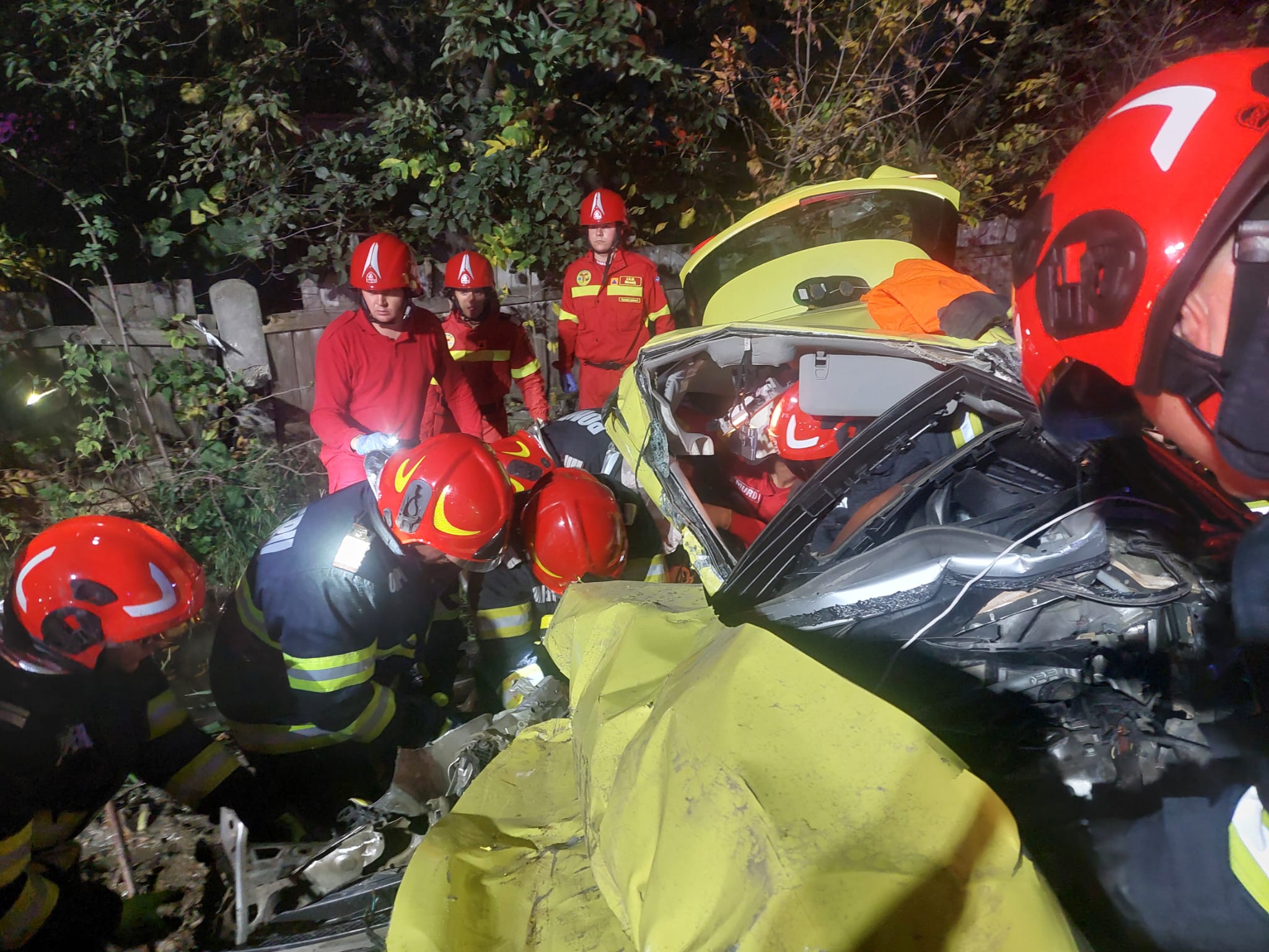 Doi oameni au murit, în Neamț, după ce un TIR a spulberat un autoturism. Gestul făcut de unul dintre șoferi a dus la tragedie