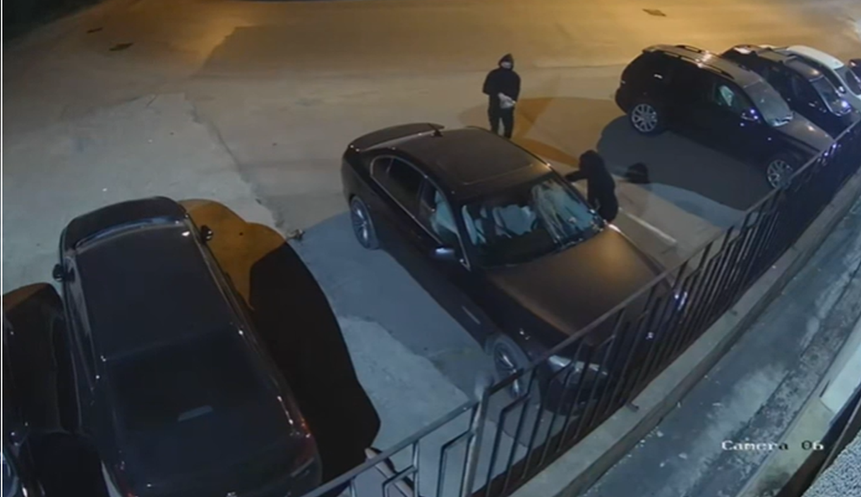 Doi tineri din Iași au aruncat cu ouă timp de 15 minute în zeci de mașini parcate, pentru o provocare pe TikTok. Ce a urmat