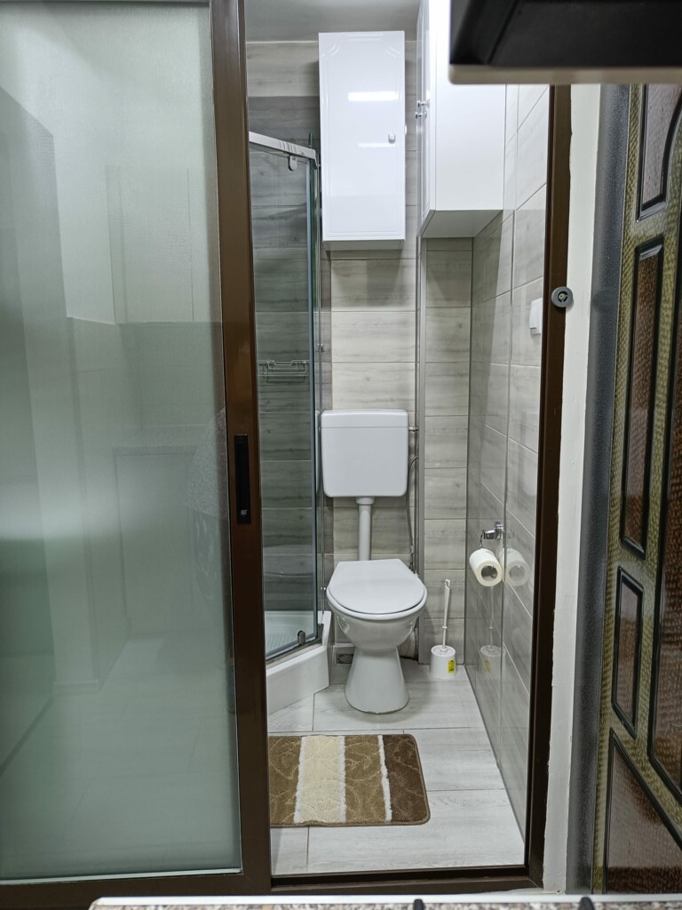 FOTO. Cum arată garsoniera cu bucătărie în hol pentru care se cer 300 de euro: „Numai în Cluj găsești genul ăsta de garsoniere”