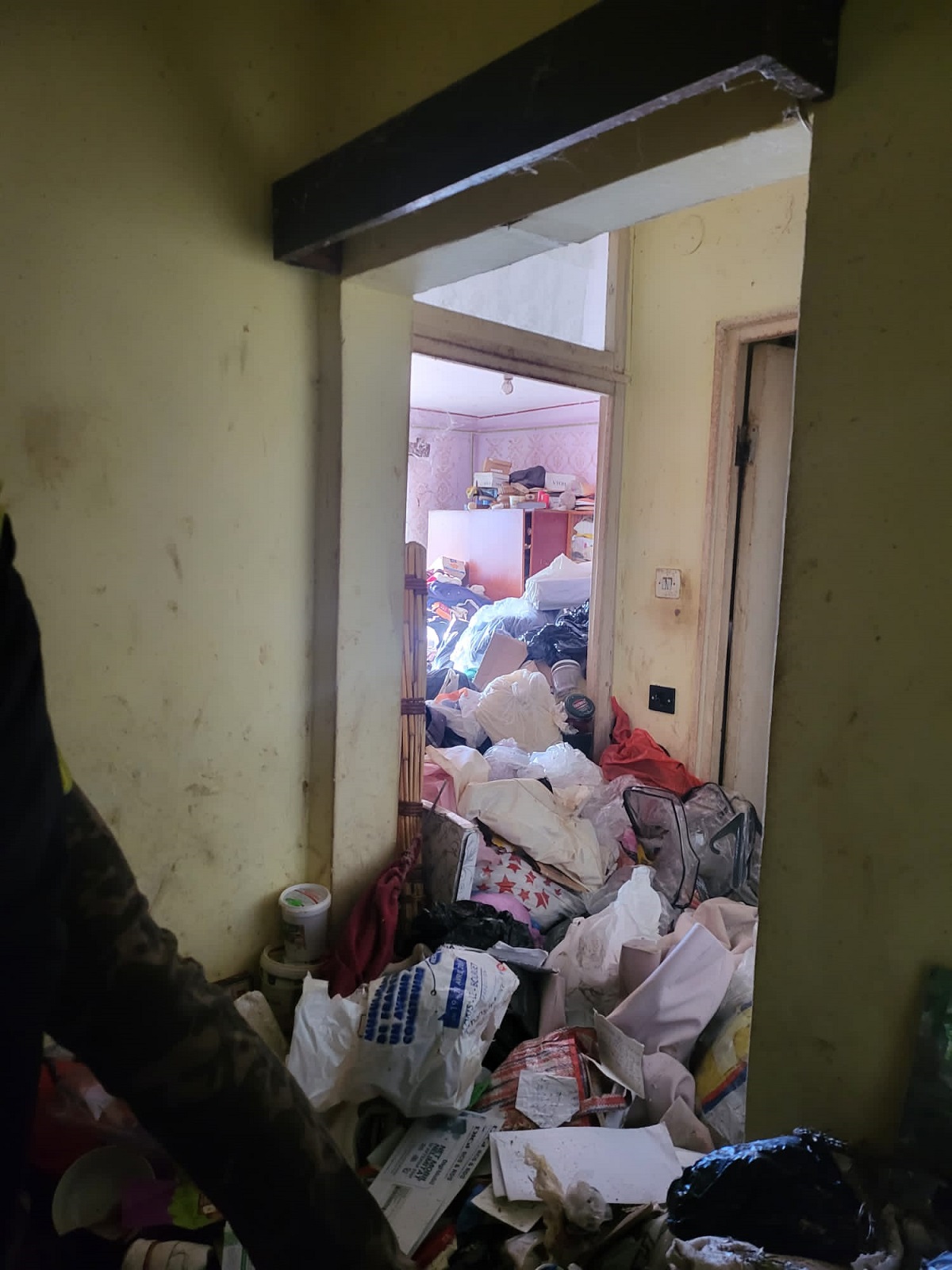 Un apartament din Baia Mare a fost curățat de tone de gunoaie prin Ordonanță Președințială. Proprietara și fiica ei, duse la Spitalul de Boli Infecțioase