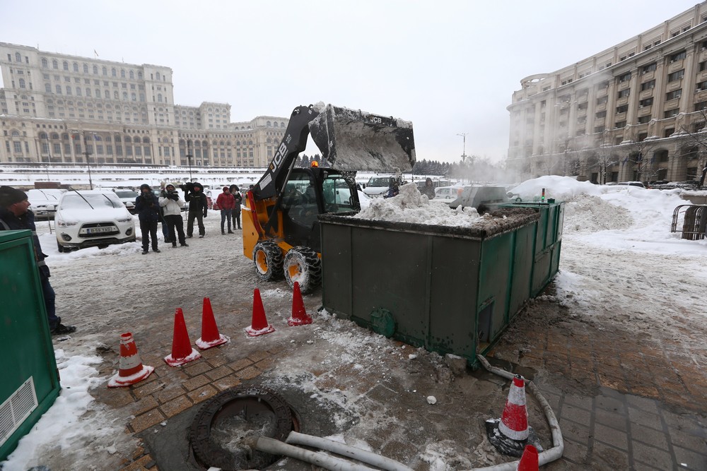 VIDEO EXCLUSIV| Primul utilaj de topit zăpada a fost pus în acțiune, în Piața Victoriei