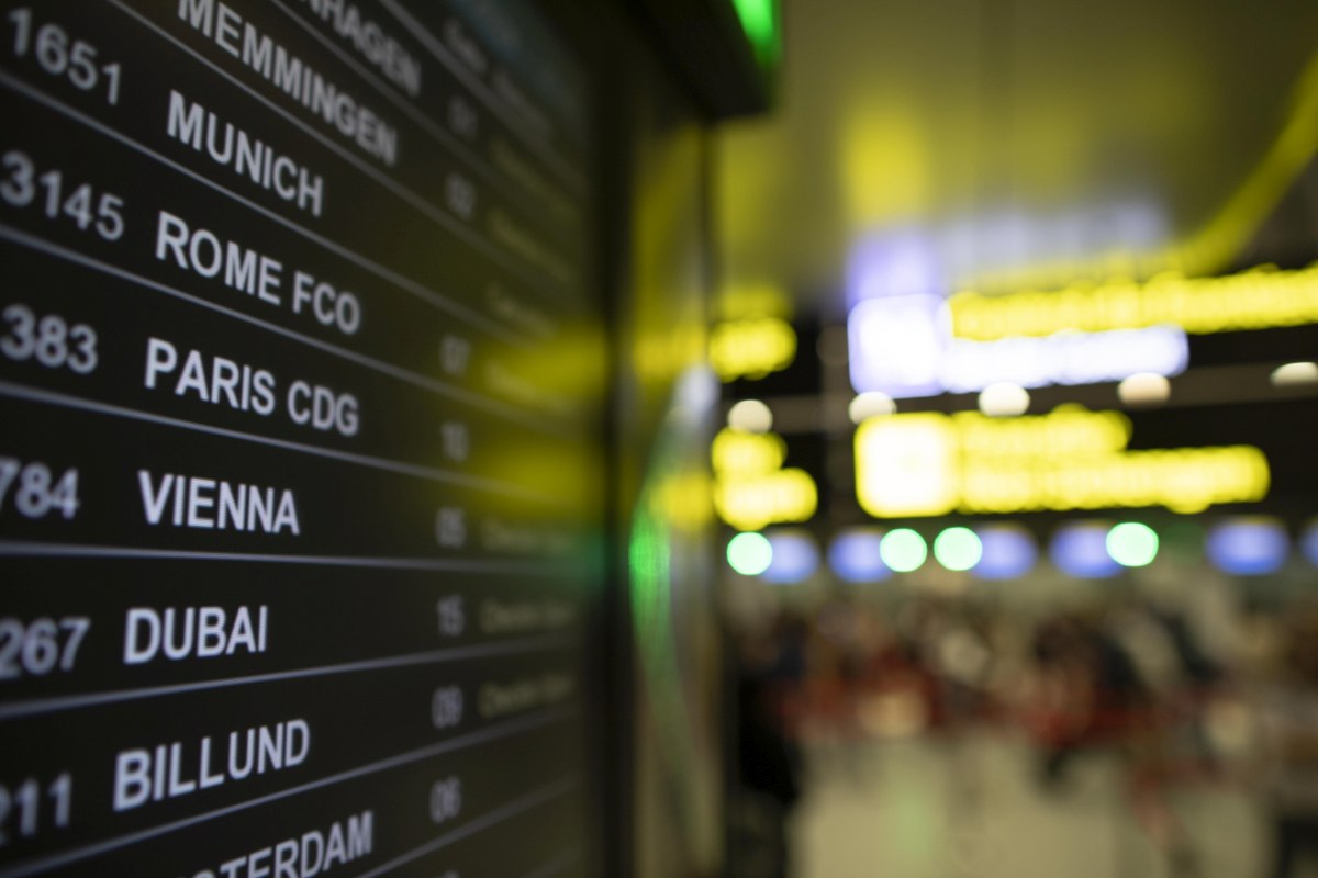 România a intrat în Spațiul Schengen aerian și maritim. Momentul în care primele persoane trec fără controlul pașapoartelor pe Aeroportul Otopeni. „Extinderea terestră va fi politică”