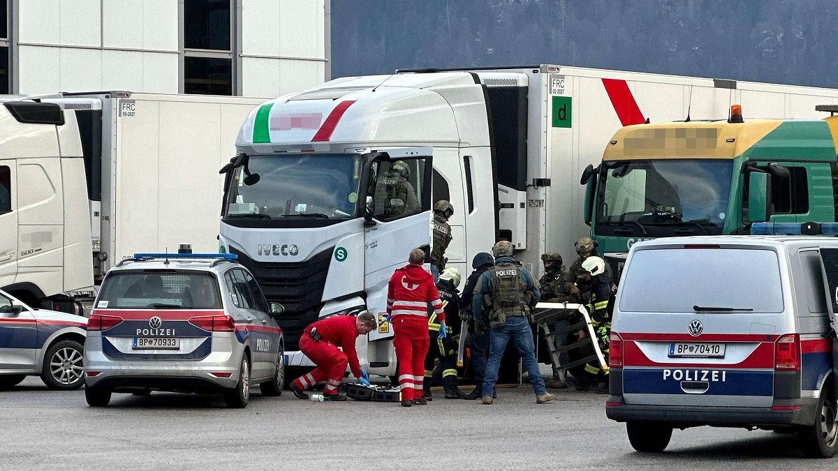 Șofer român de TIR baricadat în cabină, luat cu asalt de trupele speciale Cobra, într-o parcare din Austria. Dus cu elicopterul la spital, viața lui e în pericol