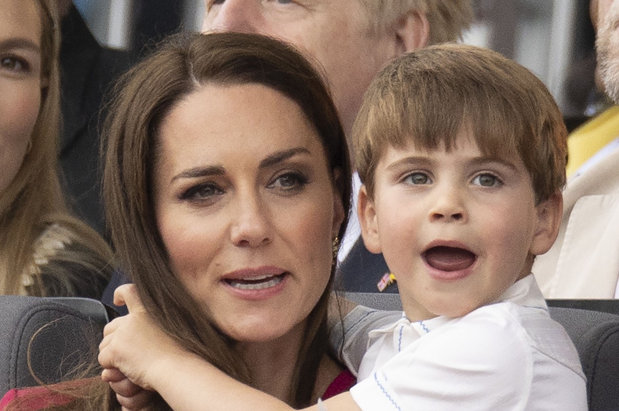 FOTO. Trăsnăile prințului Louis al Marii Britanii au confiscat toată atenția la parada finală a Jubileului de Platină al reginei Elisabeta a II-a. Nimeni nu l-a putut cuminți