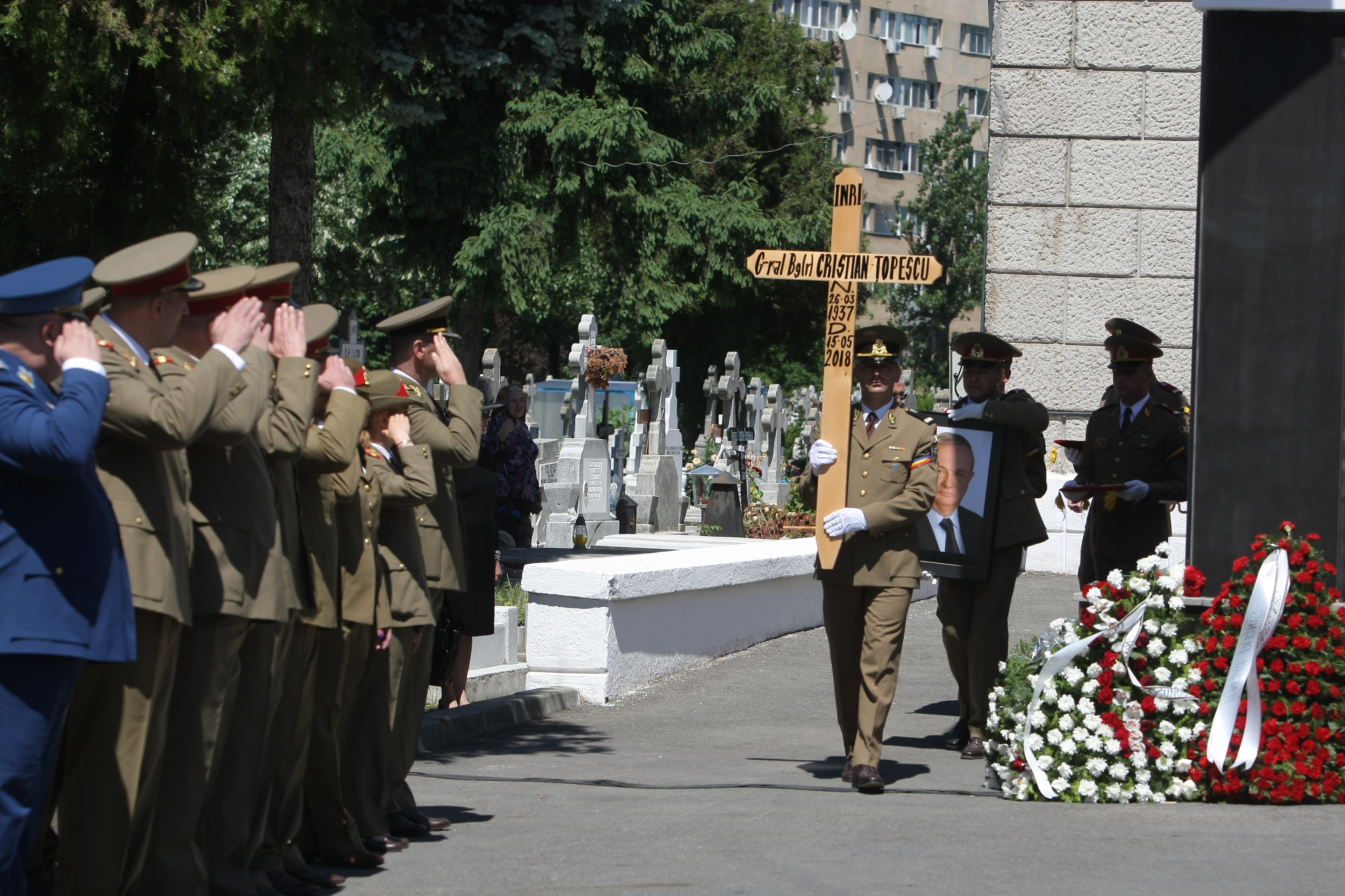 GALERIE FOTO&VIDEO/ Cristian Țopescu, înmormântat cu onoruri militare, la Cimitirul Ghencea Militar din București