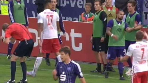 Cazul ”Bricheta” revine: un meci din Cupa Germaniei, abandonat, după ce un obiect aruncat din peluză l-a lovit în cap pe arbitru! ^Spre deosebire de steliști, RB Leipzig cere rejucarea partidei de la Osnabruck / VIDEO