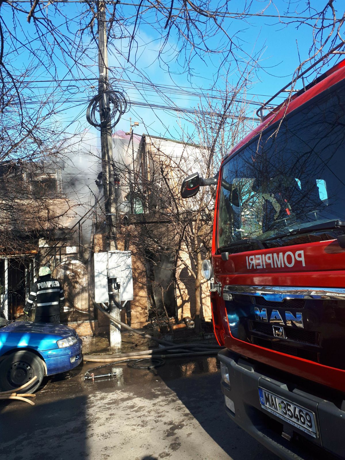 Explozie într-o casă din Eforie Sud, urmată de incendiu. O femeie de 67 de ani a suferit arsuri grave