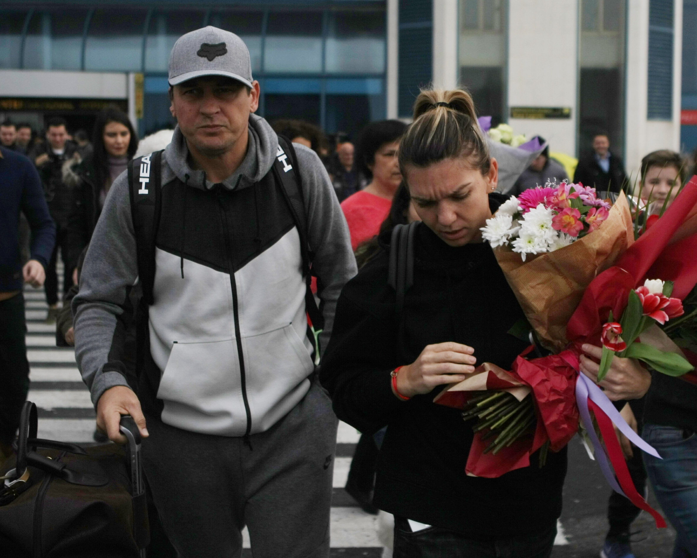 Simona Halep s-a întors acasă supărată și accidentată. A refuzat primirea la Salonul Oficial. Îmbulzeală la aeroport / GALERIE FOTO