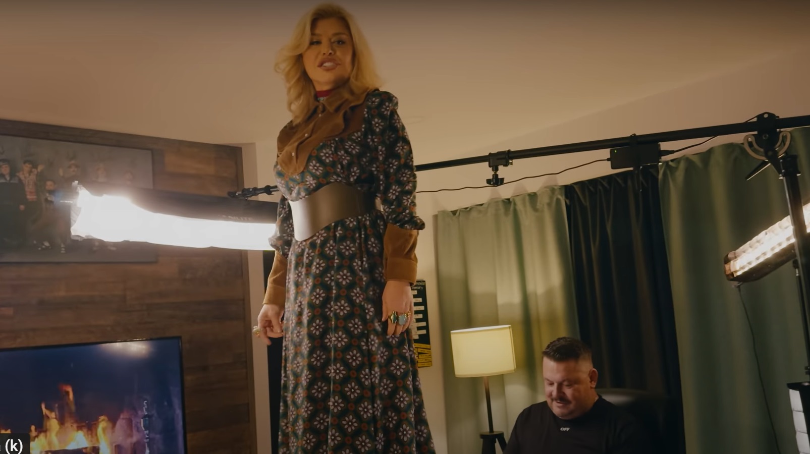 Loredana Groza a dansat pe masa lui Mihai Bobonete la podcast: „Ți-am promis, asta e! Ce nu fac pentru bani?”