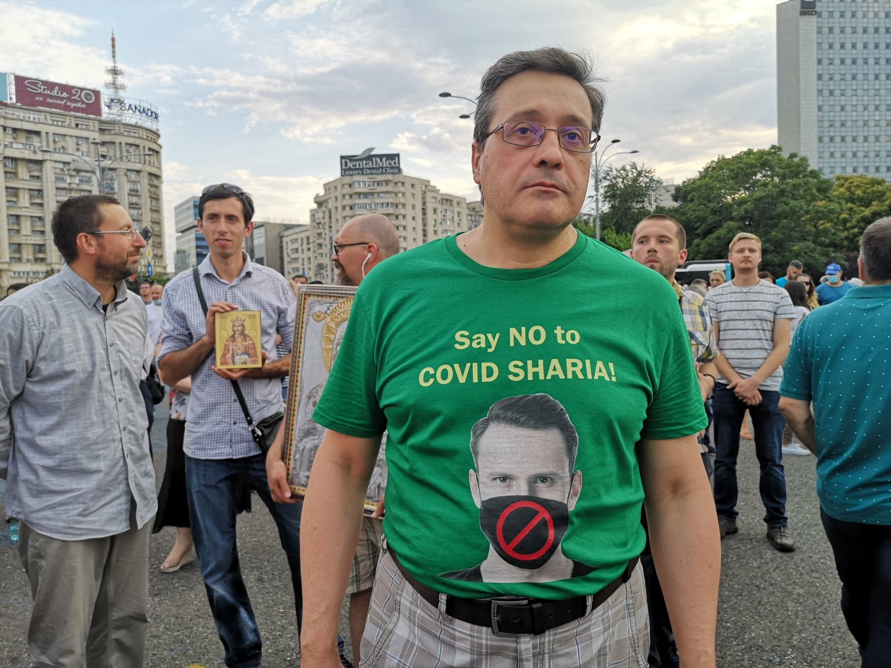 Miting împotriva legii carantinării și izolării, în fața Guvernului. ”Cred în Dumnezeu, nu în Covrig-19”. Raed Arafat, mesaj pentru protestari: ”Îi așteptăm la spital”