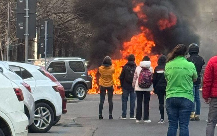 Incendiu violent pe Calea Moşilor din București. Șapte mașini au fost afectate de flăcări. Ce s-a întâmplat