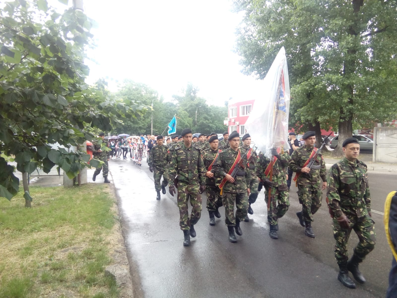 Sute de persoane au participat la procesiunea tradiţională de Înălţare şi de Ziua Eroilor de la Galați/ GALERIE FOTO