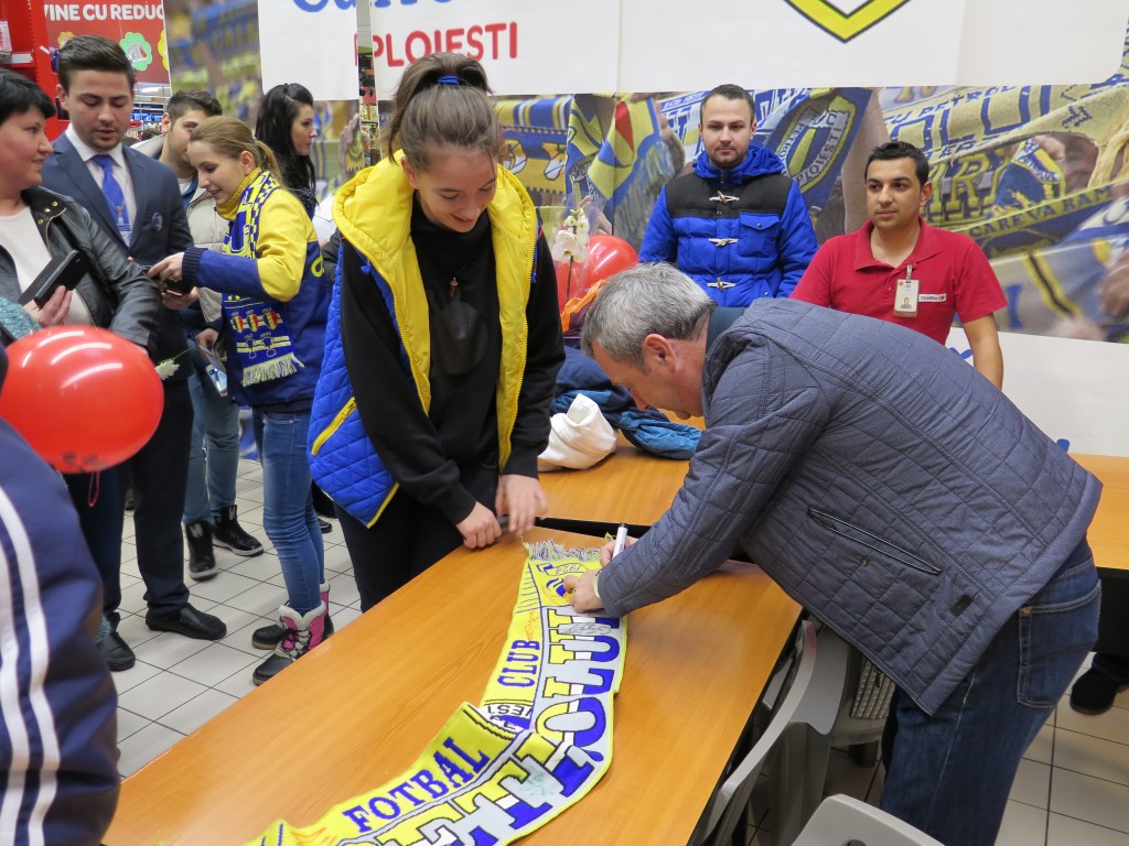 De Ziua Femeii, ”lupii” au oferit flori și bilete la meci doamnelor și domnișoarelor din Ploiești