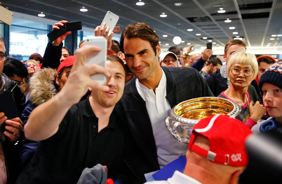 Federer s-a întors acasă. La aeroport, a făcut baie de mulțime. Revine pe teren peste o lună / GALERIE FOTO