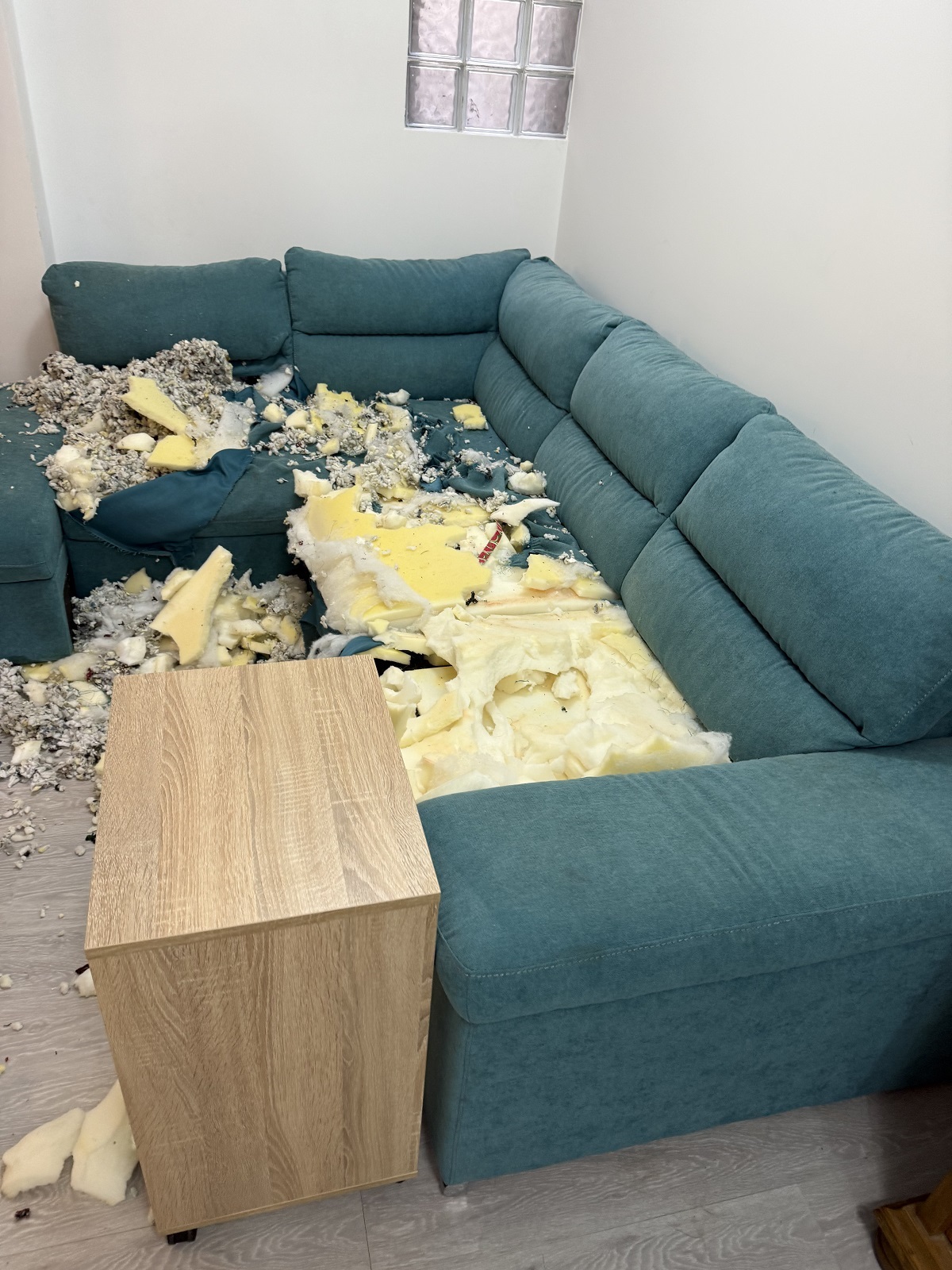 Imagini înainte și după cu apartamentul pe care Calina Dumitrescu l-ar fi distrus. Proprietara rupe tăcerea: „O pune pe mama ei sa se ocupe de mizeria pe care ea o face”