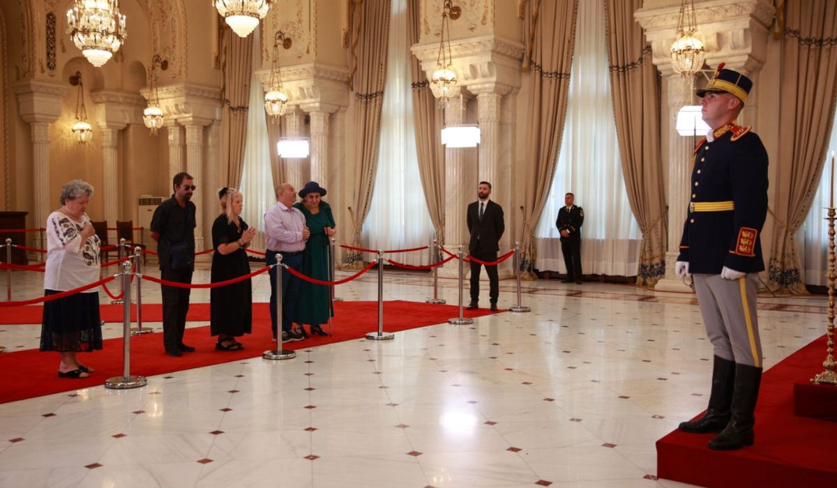Slujba Stâlpilor, oficiată de preoți la catafalcul lui Ion Iliescu. Nume grele din politică au asistat la rugăciune
