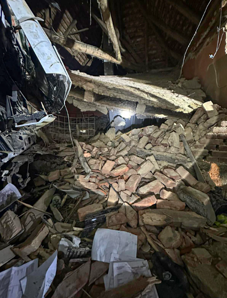 Victoria a scăpat după ce un camion de 30 de tone a intrat în dormitorul ei și l-a dărâmat: „Parcă a picat o bombă peste casă. Un miracol că a supraviețuit fără nimic rupt”