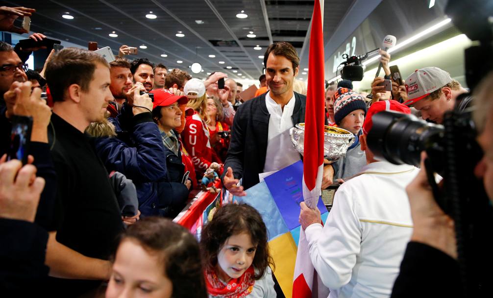 Federer s-a întors acasă. La aeroport, a făcut baie de mulțime. Revine pe teren peste o lună / GALERIE FOTO