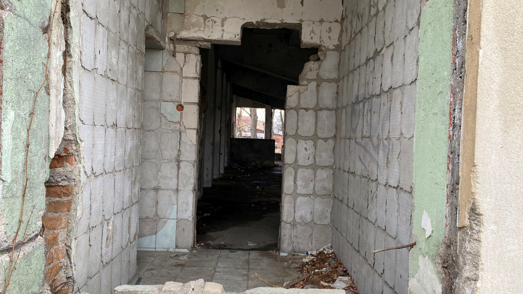 Cum arată la interior cinematograful Giulești, abandonat de autoritățile locale de mai bine de 20 de ani. Disputa dintre edili pe clădirea-simbol a cartierului
