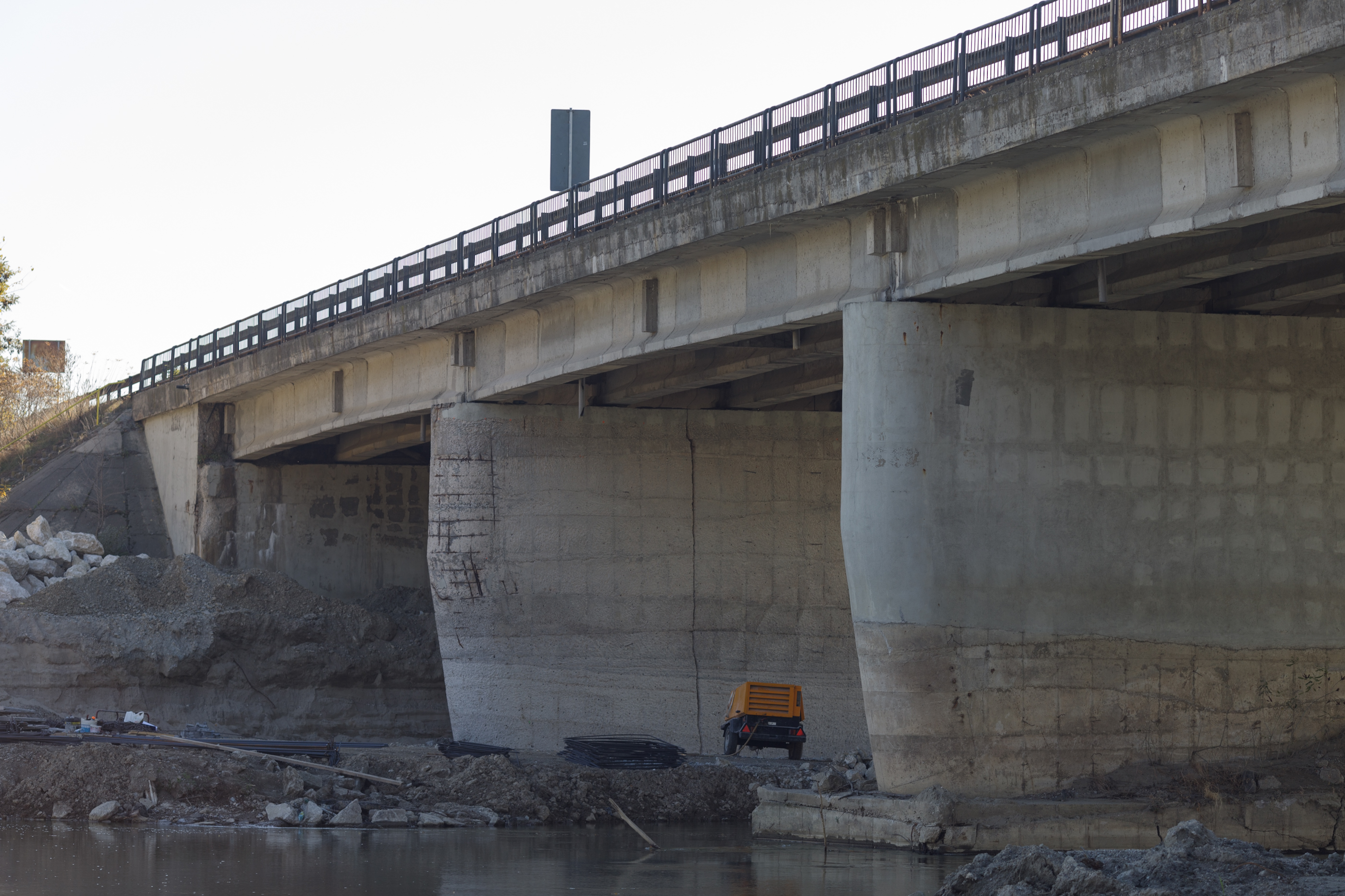 Podul de pe autostrada A1 peste care trec zilnic 40.000 de mașini arată rău: pământ surpat, structură metalică ruginită. „Necesită reabilitare, înlocuirea unor elemente”
