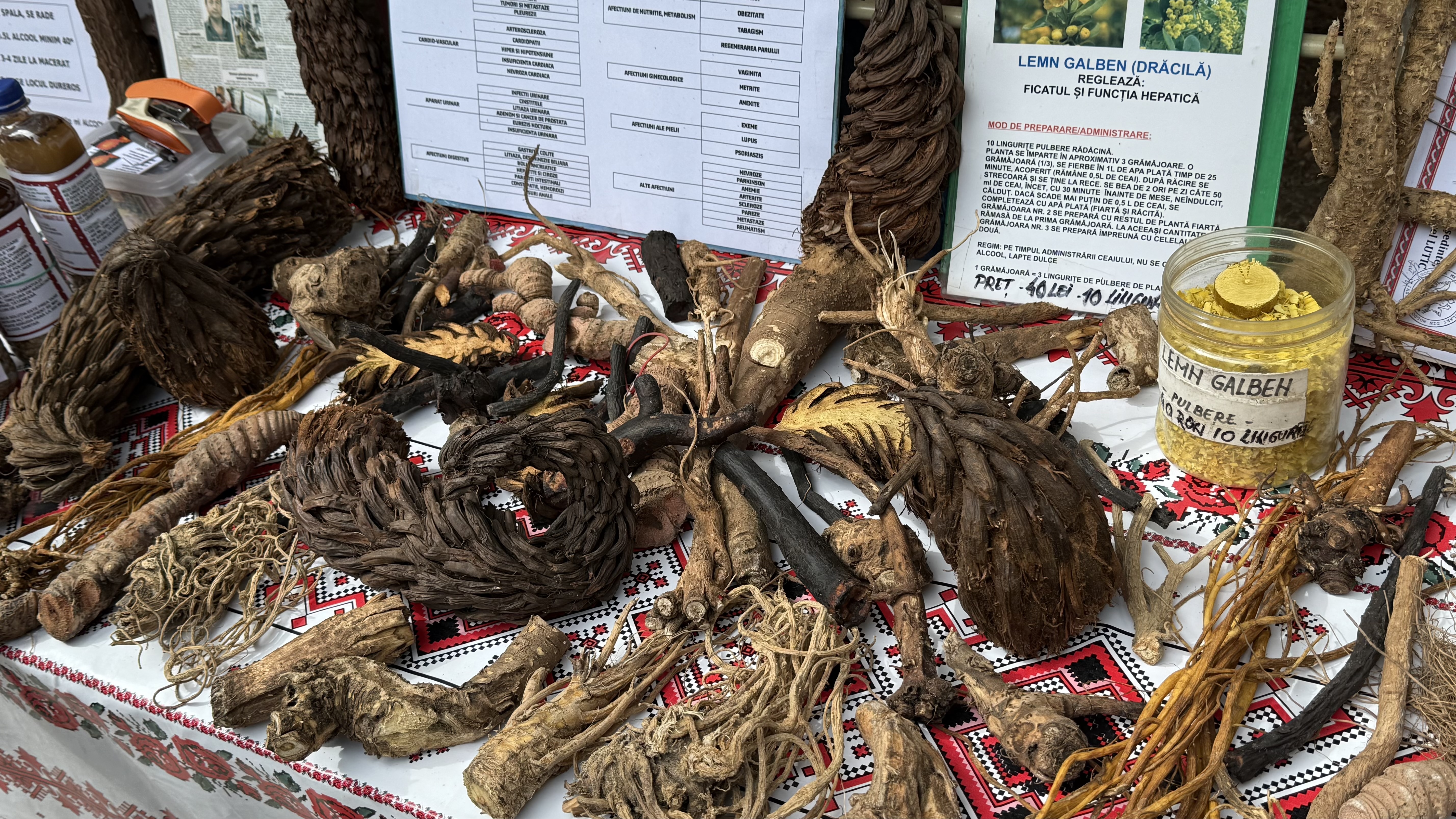 „O să ardă, dar nu vă speriați”. Printre rădăcini și plante medicinale, un prahovean duce mai departe secretele naturii, vindecând suferințe cu leacuri miraculoase