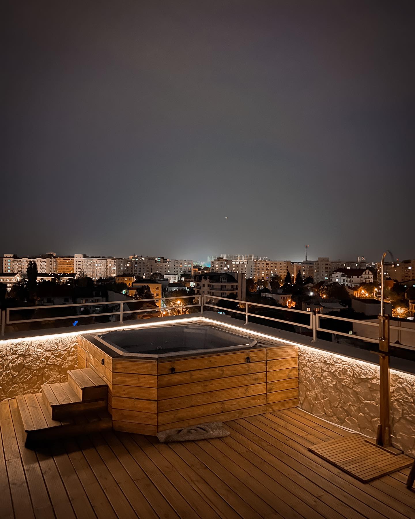 Imagini cu apartamentul în care locuiesc Carmen Grebenișan și Alex Militaru. Deși a investit o avere, vedeta se mută din penthouse-ul din București