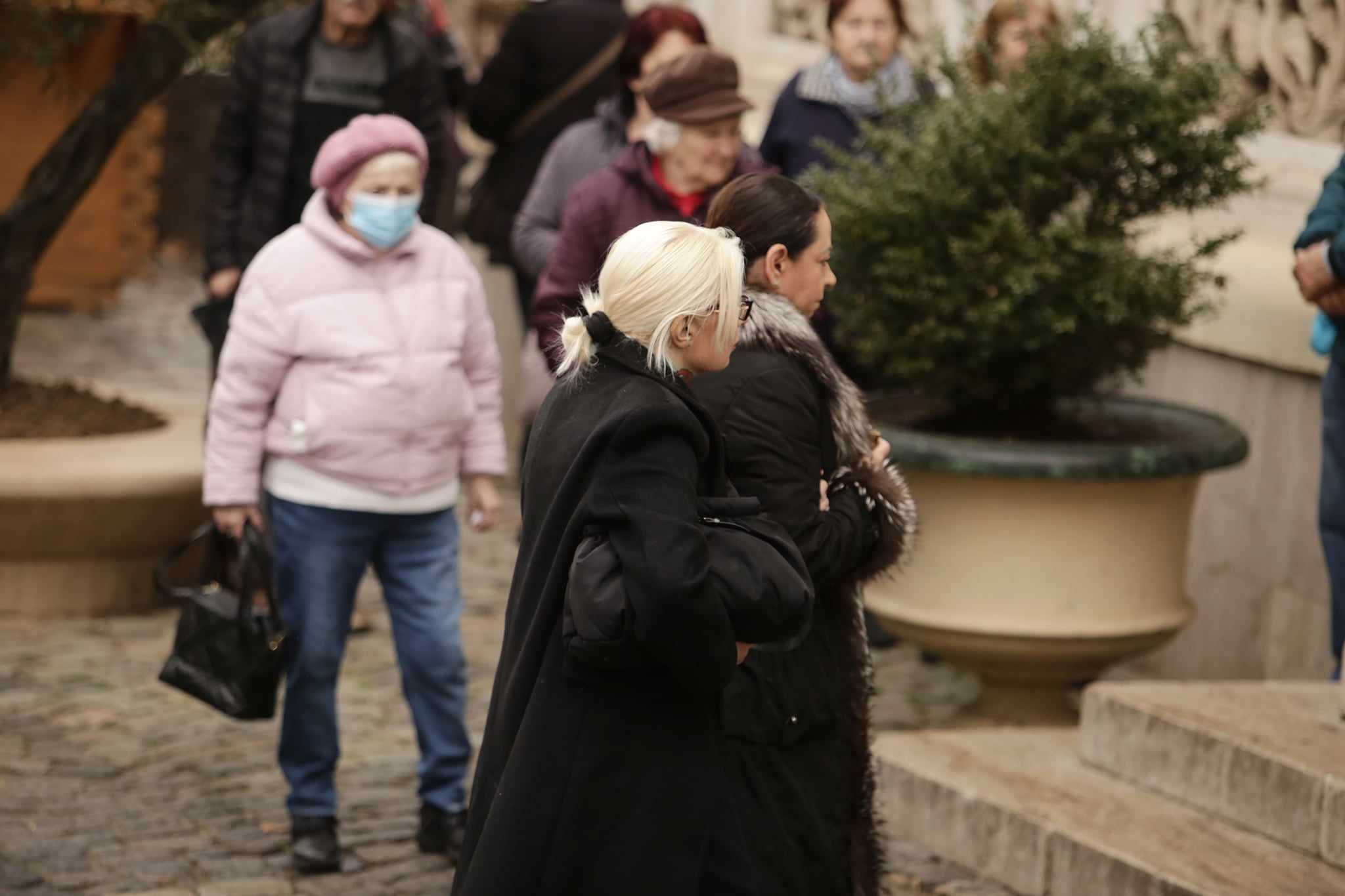 Oana și Catinca Roman, împreună la căpătâiul mamei lor, Mioara. Imagini dureroase cu cele două de la priveghi