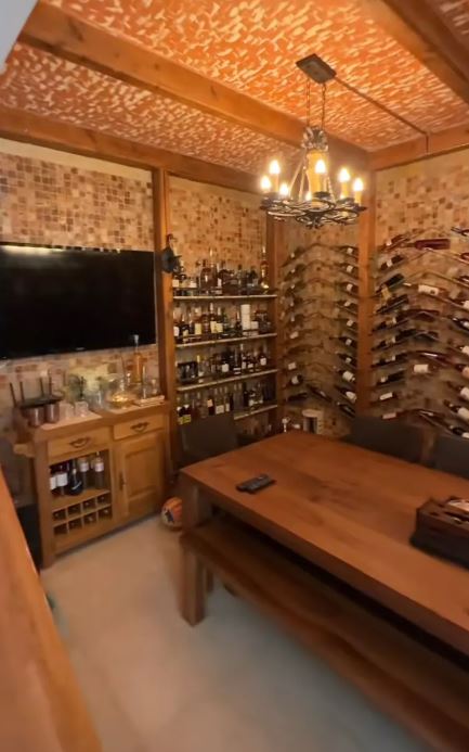 Imagini din vila cu 5 etaje a Anamariei Prodan. Vrea să își pună lift: „Arăbesc, turcesc, cum vreți voi, mie îmi place” VIDEO