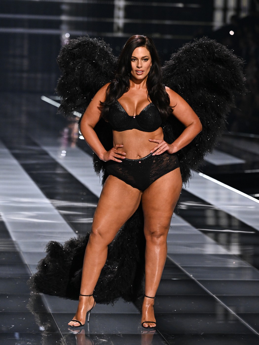 Modelul plus-size care a impresionat la Victoria's Secret Fashion Show 2025. Ashley Graham a purtat lenjerie intimă neagră