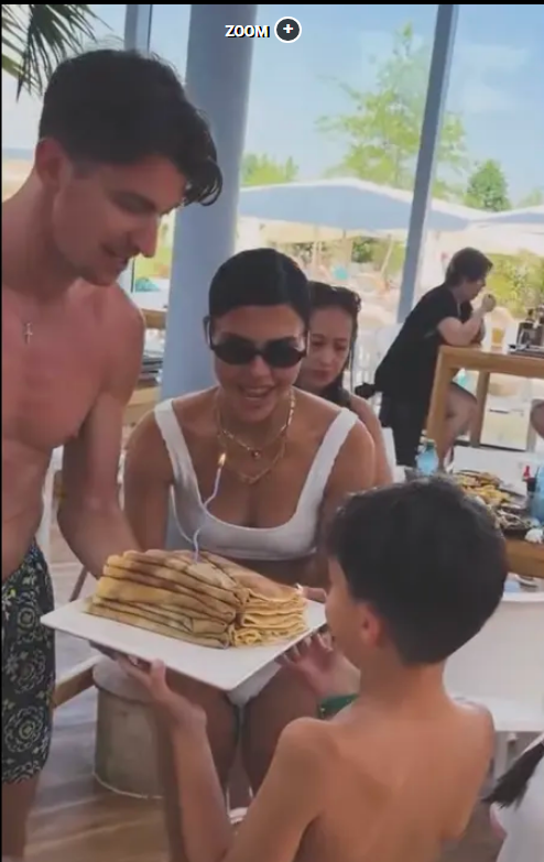Imagini cu Andreea Popescu în costum de baie, alături de fostul ei soț, Rareș Cojoc. Cei doi și-au sărbătorit băiatul cel mare, la piscină
