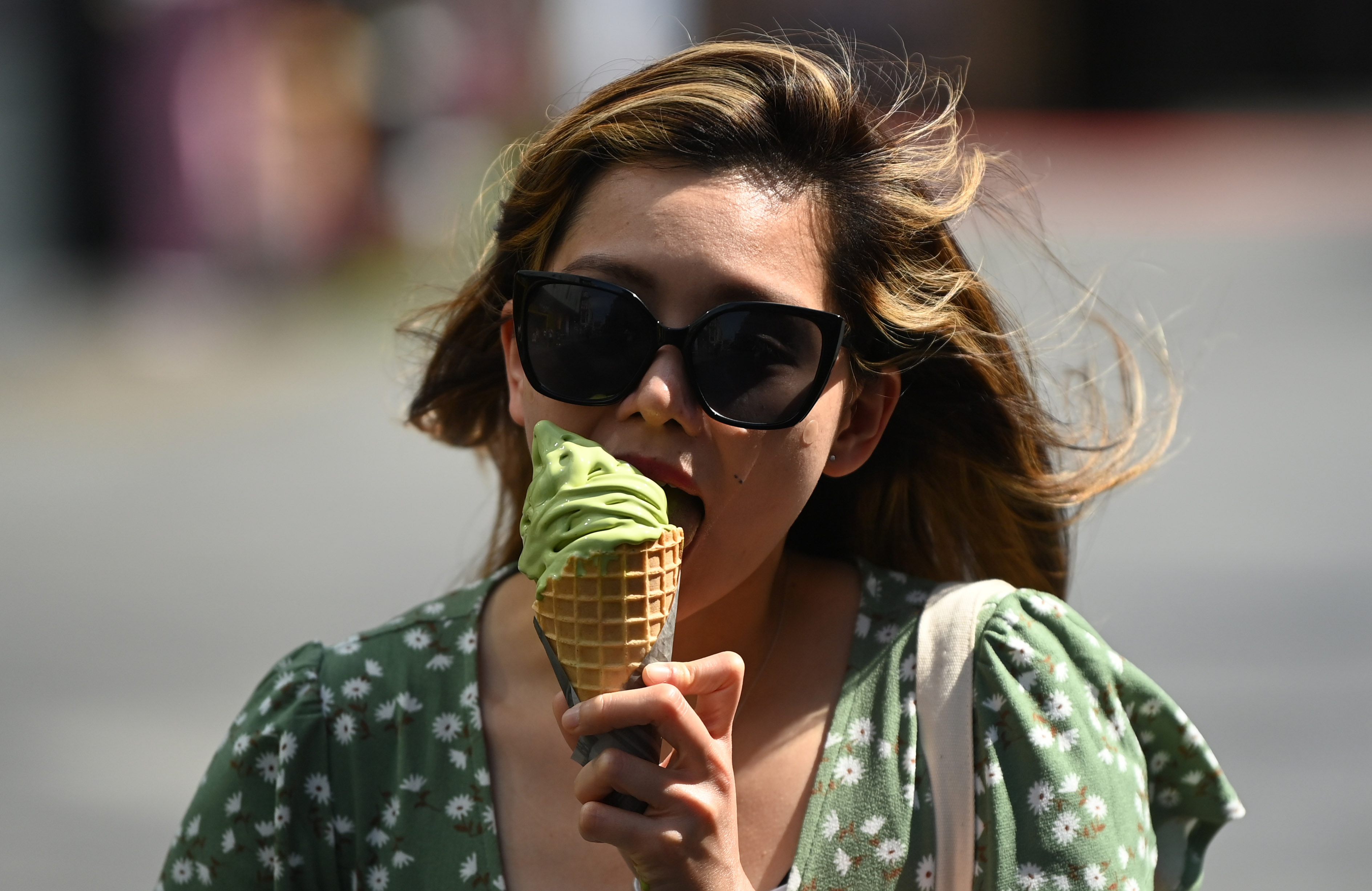 Marea Britanie se topește la peste 40 de grade Celsius. Cum și-au petrecut englezii ziua cu cele mai mari temperaturi din istorie