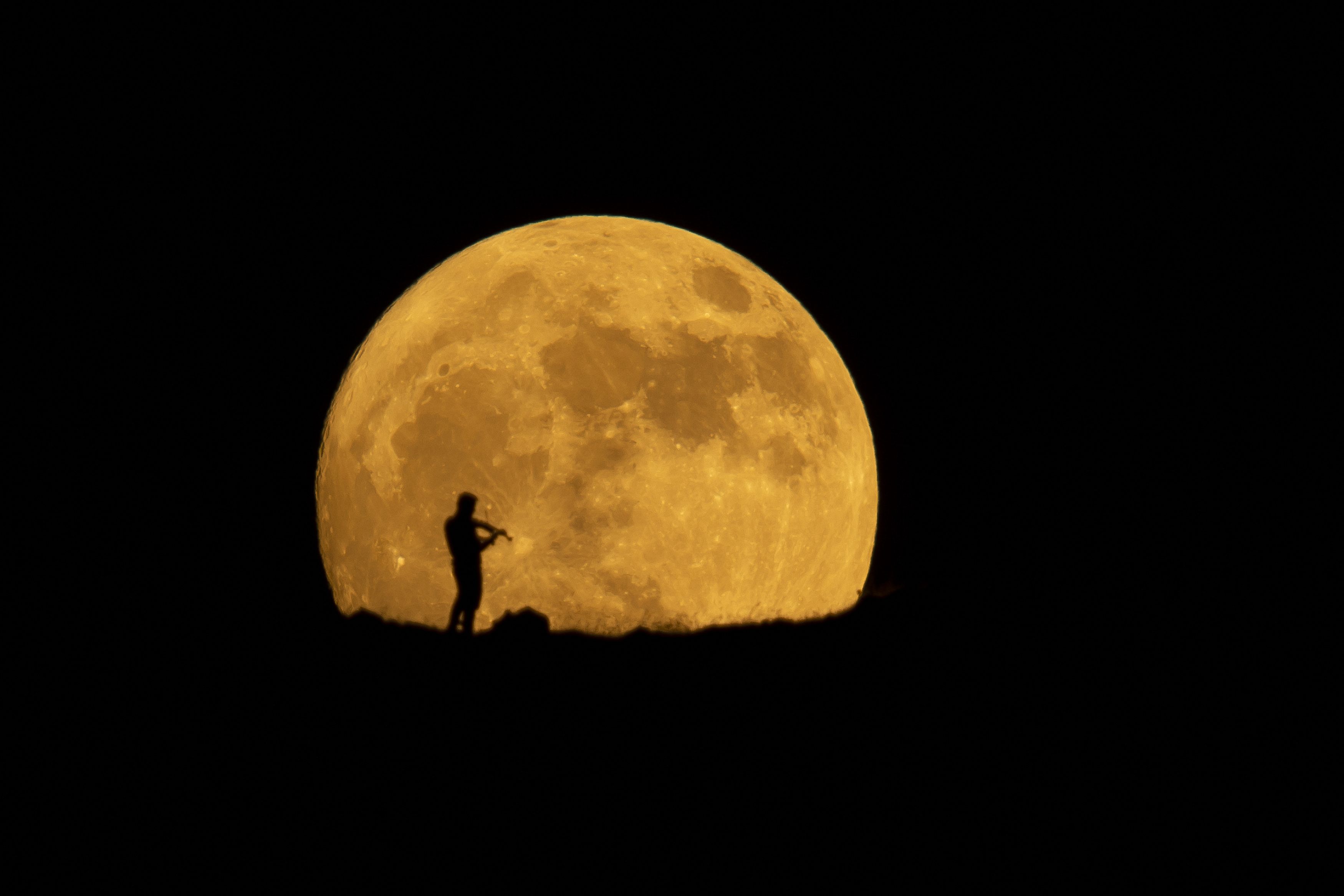 Cum s-a văzut „Luna Căpșună” pe cerul României. Imaginile impresionante din toată țara
