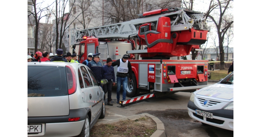 Un bărbat care amenința că se sinucide a lăsat jumătate din Iași fără curent și a paralizat circulația din oraș