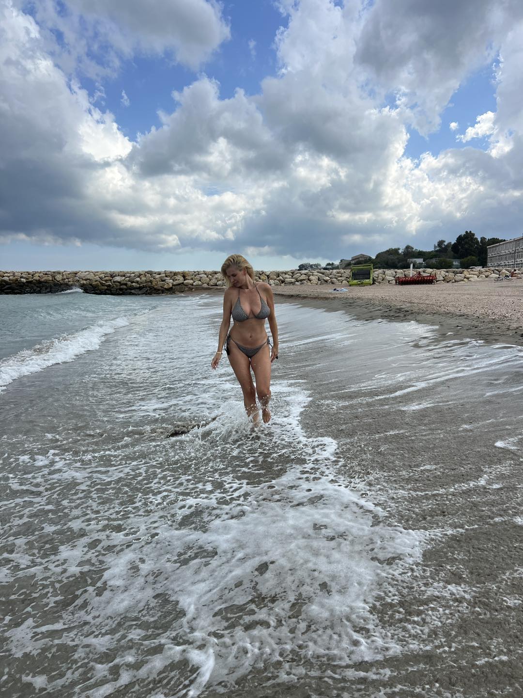 Reacțiile fanilor după ce Andreea Bănică a pozat în costum de baie la 46 de ani: „Nu îmbătrânești deloc, arăți ca o puștoaică de 20 de ani”