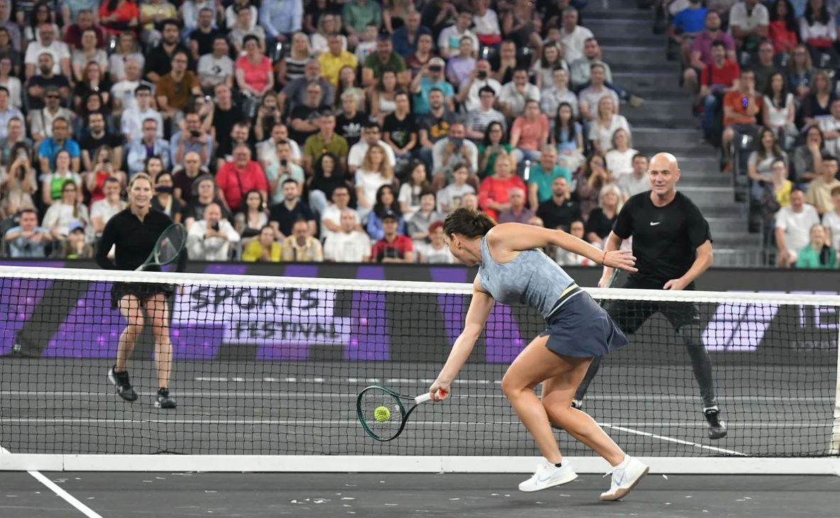 Simona Halep, alături de Steffi Graf şi Andre Agassi, pe teren, la Cluj: „Mă gândesc la revenire, nu la retragere”